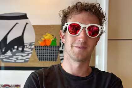Meta presentó nuevos anteojos inteligentes Oakley Meta